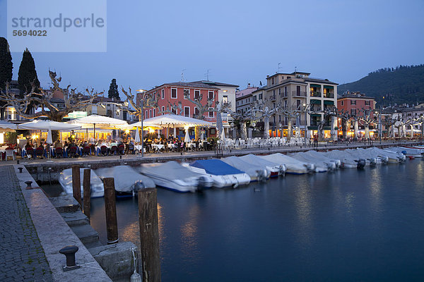 Hafen und Ortsansicht bei Dämmerung  Garda  Gardasee  Veneto  Venetien  Italien  Europa  ÖffentlicherGrund