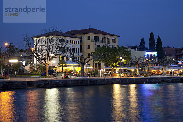 Ortsansicht mit Uferpromenade bei Nacht  Garda  Gardasee  Veneto  Venetien  Italien  Europa  ÖffentlicherGrund