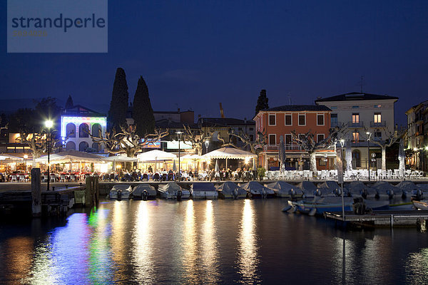 Hafen und Ortsansicht bei Nacht  Garda  Gardasee  Veneto  Venetien  Italien  Europa  ÖffentlicherGrund