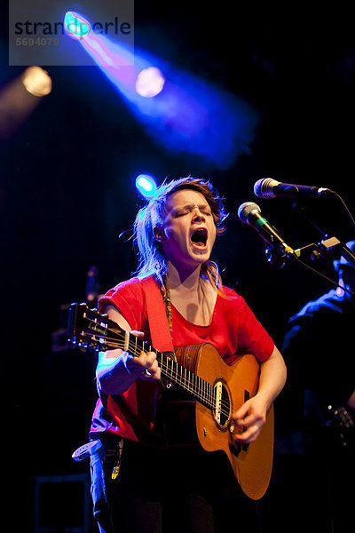 Die irische Singer-Songwriterin und Musikerin Wallis Bird  live in der Schüür  Luzern  Schweiz  Europa