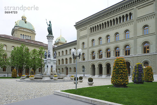 Parlamentsgebäude Bundeshaus in der Hauptstadt Bern  Schweiz  Europa