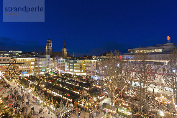 Weihnachtsmarkt auf dem Marktplatz  Kaufhaus Breuninger  Stuttgart  Baden-Württemberg  Deutschland  Europa