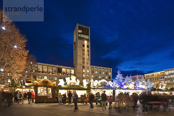 Weihnachtsmarkt auf dem Marktplatz  Rathaus  Stuttgart  Baden-Württemberg  Deutschland  Europa