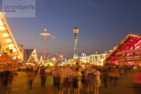 Fahrgeschäfte und Bierzelte auf dem Cannstatter Volksfest  Fruchtsäule  Cannstatter Wasen  Volksfest  Bad Cannstatt  Stuttgart  Baden-Württemberg  Deutschland  Europa