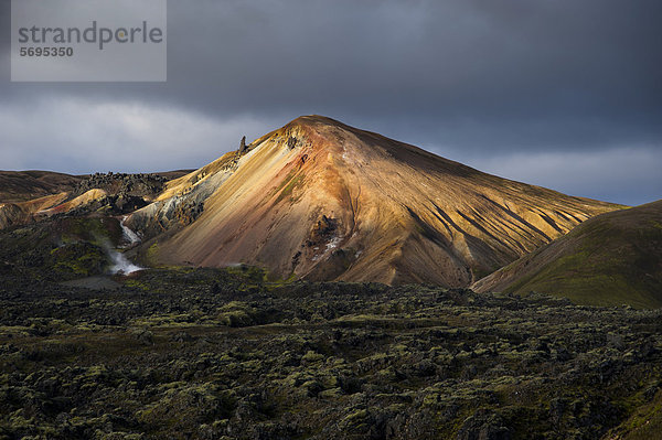 Vulkan Brennisteinsalda  Rhyolith-Berge und Lavafeld Laugahraun  Landmannalaugar  Fjallabak Naturschutzgebiet  Hochland  Island  Europa