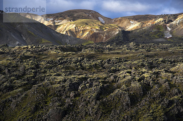 Rhyolith-Berge und Lavafeld Laugahraun  Landmannalaugar  Fjallabak Naturschutzgebiet  Hochland  Island  Europa