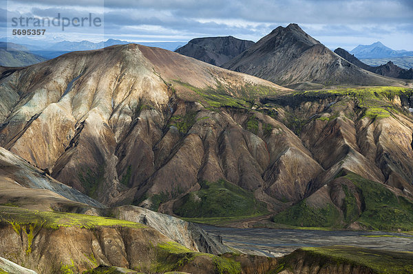 Flussbett und Rhyolith-Berge  Landmannalaugar  Fjallabak Naturschutzgebiet  Hochland  Island  Europa