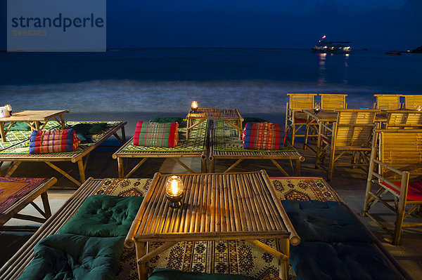 Tische  Sitzkissen und Stühle  Restaurant  Nachtaufnahme  Ao Wong Deuan  Insel Ko Samet oder Koh Samet  Golf von Thailand  Thailand  Asien