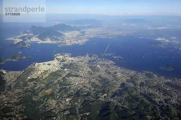 Luftbild von Rio de Janeiro  Niteroi und die Bucht Bahia de Guanabara  Brasilien  Südamerika
