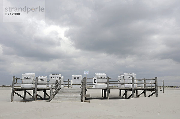 Stuhl Strand Plattform weiß Dach Stelzenlauf Stelze Stelzen Peddigrohr