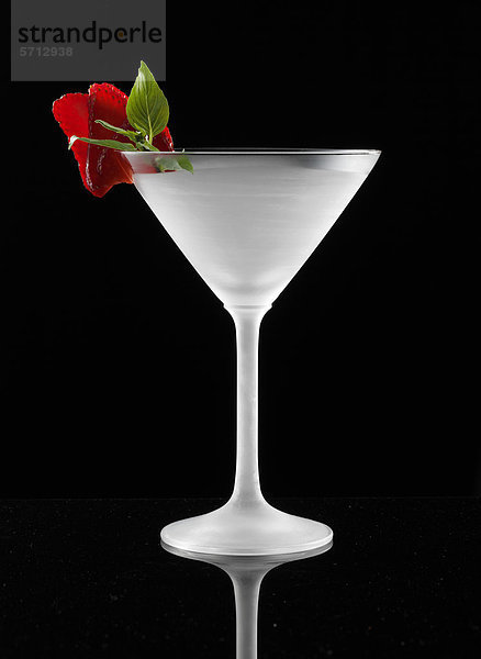 Gefrostetes Cocktailglas mit roter Rose