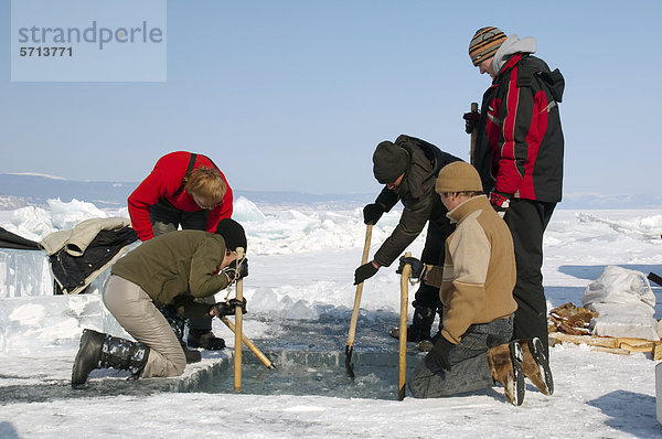 Taucher  Vorbereitungen zum Eistauchen  Baikalsee  Insel Olchon  Sibirien  Russland  Eurasien