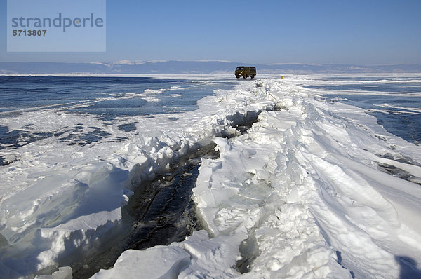 Auto auf dem zugefrorenen Baikalsee  Insel Olchon  Sibirien  Russland  Eurasien