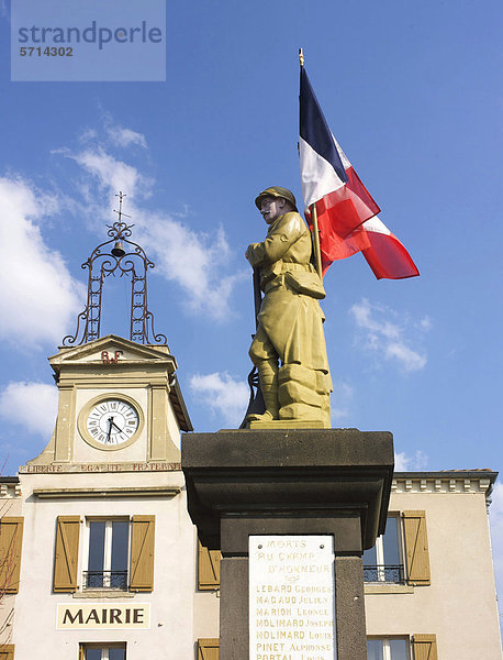 Kriegerdenkmal mit französischer Flagge  vor Mairie  Rathaus  Auvergne  Frankreich  Europa