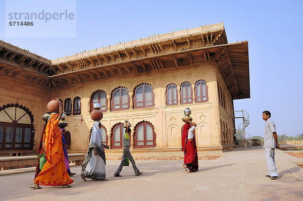 Frauen tragen Wasserkrüge auf dem Kopf  Palastanlage in Deeg  Rajasthan  Indien  Asien