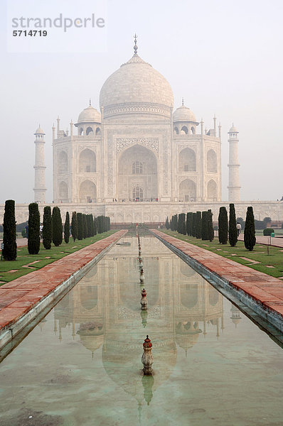 Taj Mahal oder Tadsch Mahal  Mausoleum  erbaut vom Großmogul Shah Jahan zum Gedenken an seine 1631 verstorbene Hauptfrau Mumtaz Mahal  UNESCO-Weltkulturerbe  Agra  Uttar Pradesh  Indien  Asien