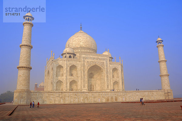 Taj Mahal oder Tadsch Mahal  Mausoleum  erbaut vom Großmogul Shah Jahan zum Gedenken an seine 1631 verstorbene Hauptfrau Mumtaz Mahal  UNESCO-Weltkulturerbe  Agra  Uttar Pradesh  Indien  Asien