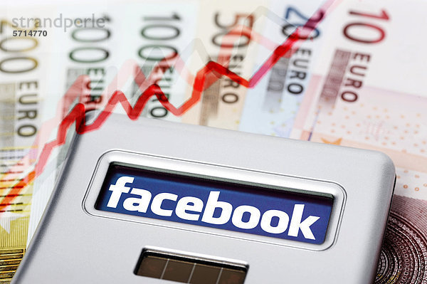 Taschenrechner mit Facebook-Logo auf Euroscheinen  Symbolbild Börsengang von Facebook