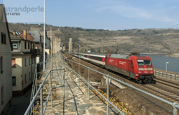 Eurocity-Zug fährt an der Stadtmauer von Oberwesel vorbei  Oberes Mittelrheintal  UNESCO Weltkulturerbe  Rheinland-Pfalz  Deutschland  Europa