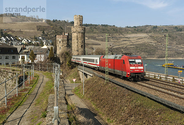 Intercity-Zug fährt an der Stadtmauer von Oberwesel vorbei  Oberes Mittelrheintal  UNESCO Weltkulturerbe  Rheinland-Pfalz  Deutschland  Europa