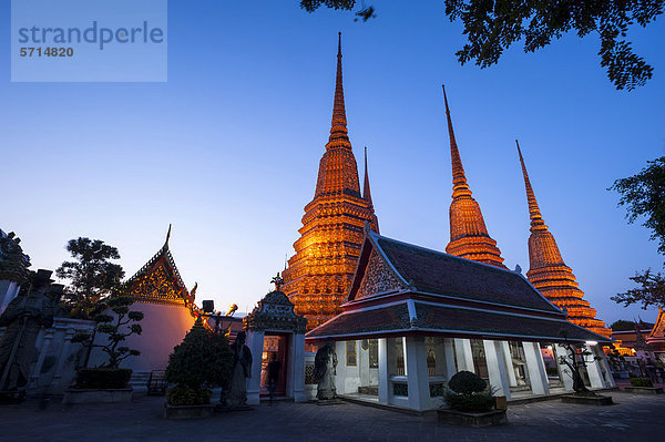 Große Chedis der Phra Maha Chedi Si Ratchakan Gruppe  Wat Pho oder Wat Phra Chetuphon  Bangkok  Thailand  Asien