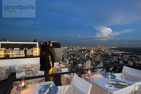 Blick über die Stadt  Restaurant und Bar Vertigo  Dach des Banyan Tree Hotel  Bangkok  Thailand  Asien