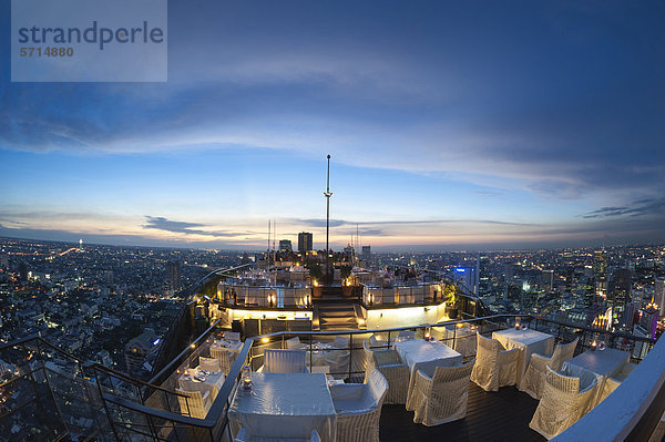 Blick über die Stadt  Restaurant und Bar Vertigo  Dach des Banyan Tree Hotel  Bangkok  Thailand  Asien