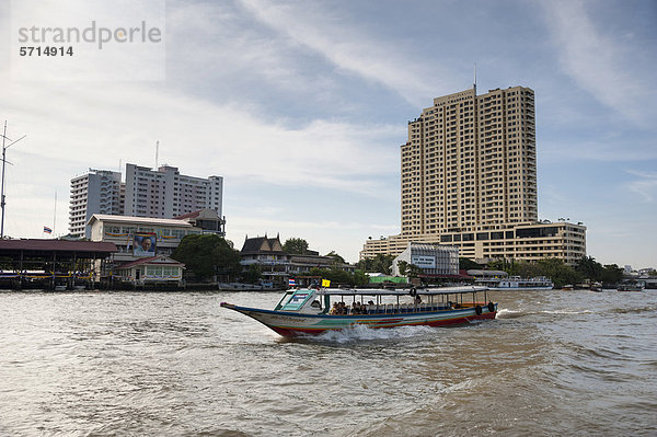 Boot auf dem Fluss Chao Phraya  Blick auf die Stadt  Bangkok  Thailand  Asien