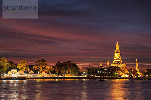Wat Arun  Tempel der Morgenröte  Fluss Chao Phraya  Sonnenuntergang  Bangkok  Thailand  Asien