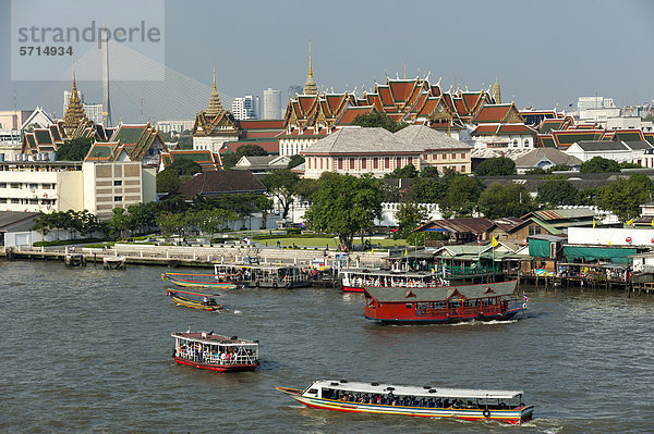 Boote auf dem Fluss Chao Phraya  Blick auf Großer Palast oder Königspalast und Rama VIII Brücke  Bangkok  Thailand  Asien