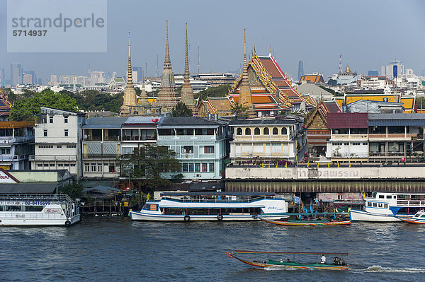Boote auf dem Fluss Chao Phraya  Blick auf die Stadt  Bangkok  Thailand  Asien