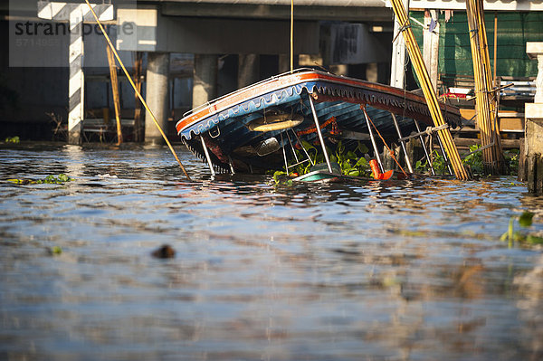 Versunkenes Boot  Khlong oder Klong  Wasserkanal  Bangkok  Thailand  Asien