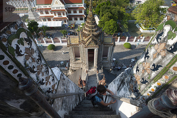 Frau beim Treppenaufstieg  Wat Arun  Tempel der Morgenröte  Bangkok  Thailand  Asien