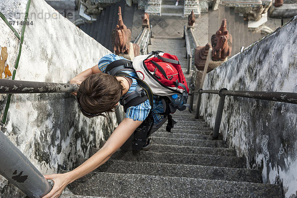 Frau beim Treppenaufstieg  Wat Arun  Tempel der Morgenröte  Bangkok  Thailand  Asien