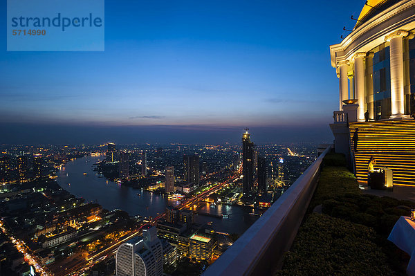 Blick auf die Stadt  Dämmerung  Sirocco Sky Bar  Bangkok  Thailand  Asien