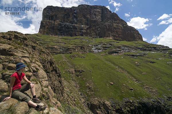 Frau rastet am Wanderweg  Sentinel Hiking Trail  Drakensberge  KwaZulu-Natal  Südafrika  Afrika