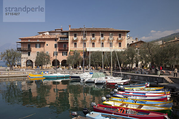 Boote im Hafen  Torri del Benaco  Veneto  Venetien  Gardasee  Italien  Europa  ÖffentlicherGrund