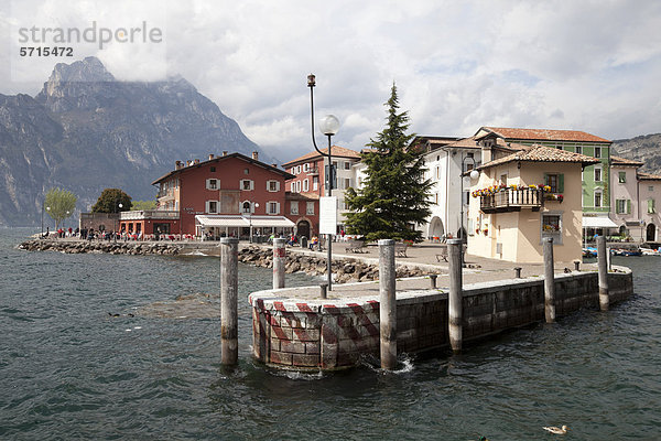 Gebäude und Promenade am Seeufer  Gardasee  Torbole  Trentino-Alto Adige  Italien  Europa  ÖffentlicherGrund