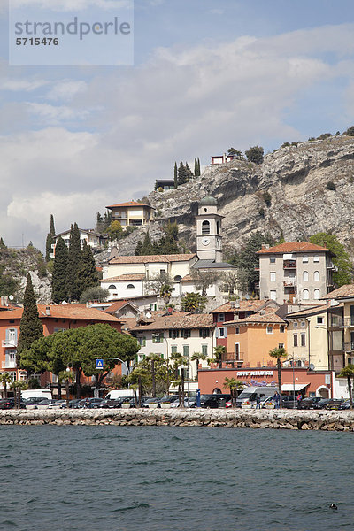 Ortsansicht mit der Kirche Santa Andrea  Torbole  Gardasee  Trentino-Alto Adige  Italien  Europa  ÖffentlicherGrund