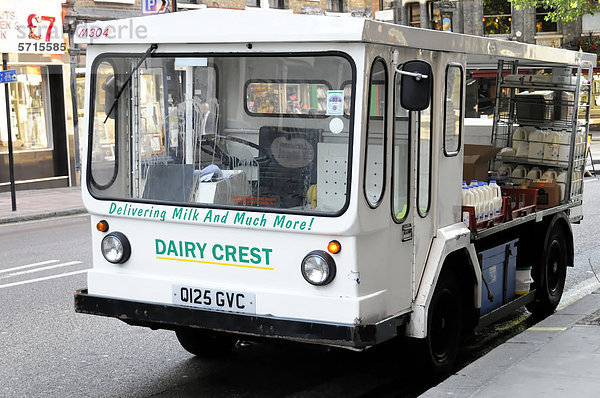 Milchwagen  DELIVERING MILK AND MUCH MORE  London  England  Großbritannien  Europa