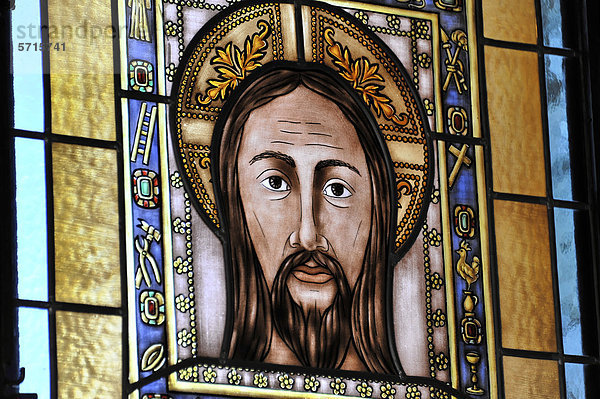 Jesusporträt  modernes Kirchenfenster  Kapelle  Castillo de Santa Catalina  gotische Burg in JaÈn  Provinz JaÈn  Andalusien  Spanien  Europa
