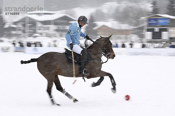 Uwe Schröder vom Team Tom Tailor reitet durch den Schnee  Polo on Snow  Poloturnier  Valartis Bank Snow Polo World Cup 2012  Kitzbühel  Tirol  Österreich  Europa