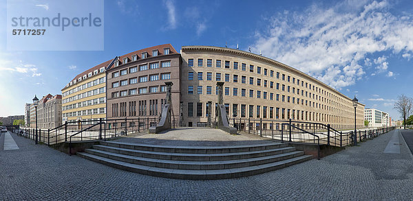 Panorama  die Jungfernbrücke mit der Rückfront des Auswärtigen Amtes in der Oberwasserstraße an der Spree  Berlin-Mitte  Berlin  Deutschland  Europa
