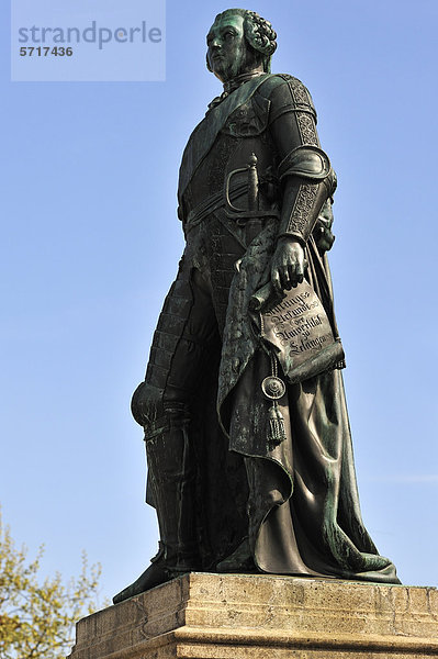 Statue von Friedrich III. Markgraf von Brandenburg und Bayreuth mit der Stiftungsurkunde von 1743 der Universität Erlangen  Schlossplatz  Erlangen  Mittelfranken  Bayern  Deutschland  Europa