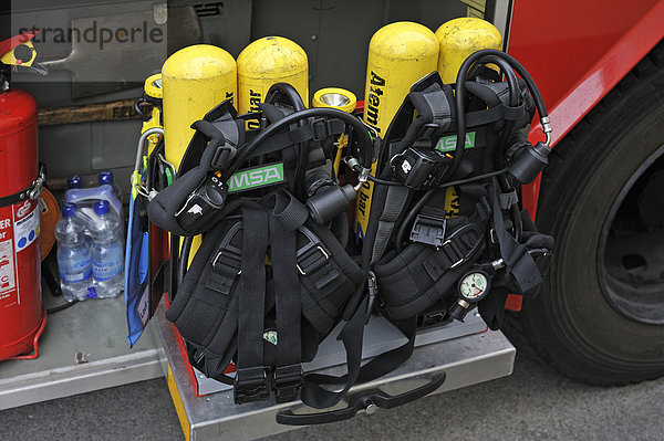 Atemluftflaschen auf einem Feuerwehrauto der Freiwilligen Feuerwehr der Stadt Lauf an der Pegnitz  Simonshofen  Mittelfranken  Bayern  Deutschland  Europa