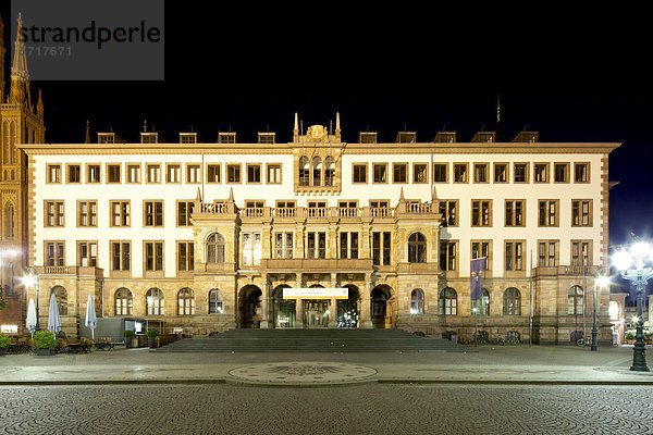 Neues Rathaus  Ansicht Schlossplatz  bei Nacht  Wiesbaden  Hessen  Deutschland  Europa  ÖffentlicherGrund