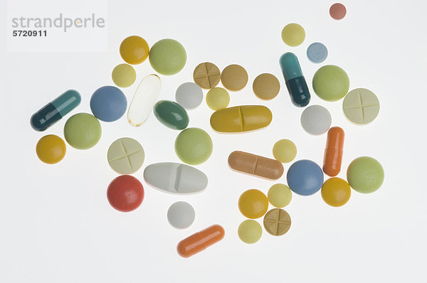 Arzneimittelvielfalt auf weißem Hintergrund
