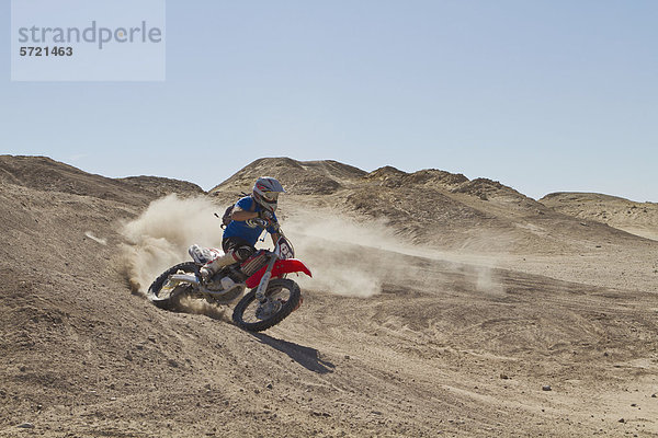 USA  Kalifornien  Motocrosser mit Power Slide auf Palm Desert