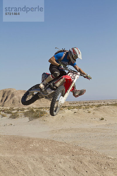 USA  Kalifornien  Motocrosser Springen auf Palm Desert