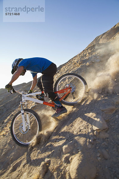 USA  Kalifornien  Mountainbikefahren am Berg